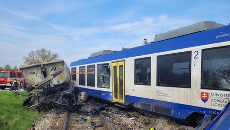 Ľudia ležali na zemi, bol to chaos: Cestujúci opísal sekundy po zrážke vlaku s kamiónom
