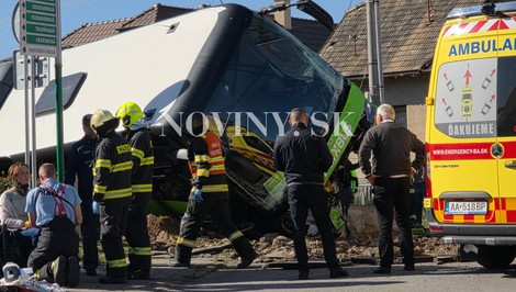 Pri Dobrej Nive havaroval autobus s približne 16 ľuďmi, zasahoval aj vrtuľník