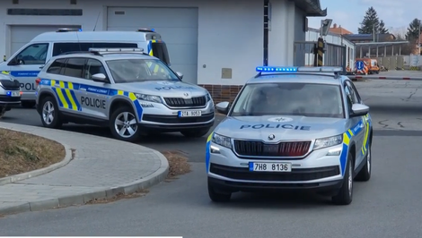 Polícia vypátrala chlapca zo Zlínska. Údajne ho uniesli a väznili na chate