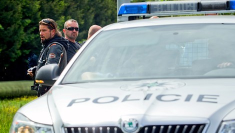 ČR posilňuje ochranu pred hybridnými hrozbami, polícia pridáva hliadky pri staniciach