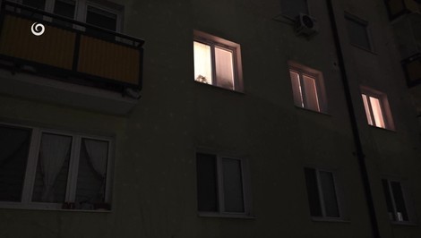 Zadržali muža podozrivého z vraždy seniorky. Pri zásahu napadol policajtov nožom