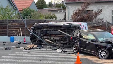 Hrozivá nehoda v hlavnom meste: Dodávka prevážajúca krv sa prevrátila