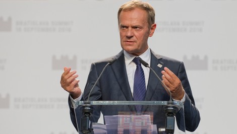 Poľský premiér Tusk ostro kritizuje stretnutie Nawrockého s Orbánom