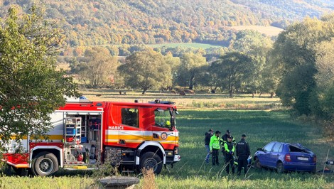 Bežec našiel v poli prevrátené auto. Vodič bol bez známok života