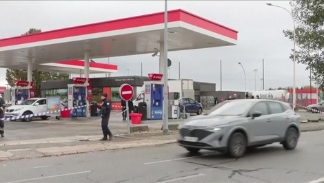 Po streľbe na predmestí Paríža zadržali ďalších troch ľudí. Medzi nimi sú príbuzní a priatelia útočníka