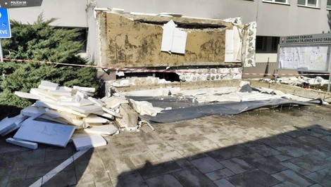 V Komárne sa zrútila časť strechy klientskeho centra, jeden človek zahynul