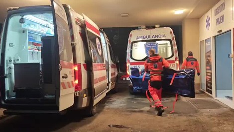 Pád dvojice z tretieho poschodia: Mladý muž a jeho družka skončili v nemocnici