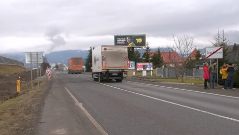 Obyvatelia Ivachnovej zažívajú hustú dopravu a hluk: Riešením má byť presunutie značky za obec