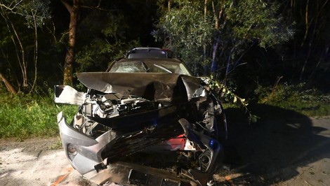 Mladík (16) bez vodičáku havaroval. V aute viezol ďalších päť ľudí
