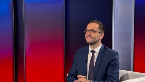 Jakab v Politika 24: Fico si vymýšľa, že chceme rušiť 13. dôchodky