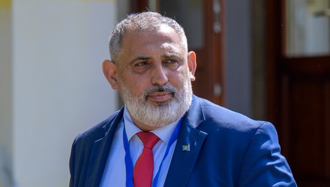 Opozícia kritizuje rómskeho splnomocnenca. Hovorí o „ryžovaní za štátne“