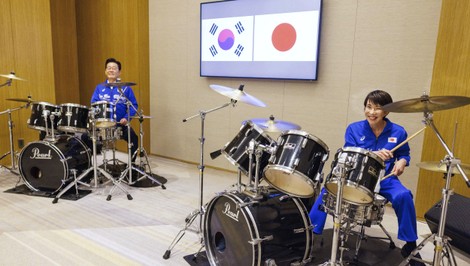 Japonská premiérka a juhokórejský prezident zakončili stretnutie spoločnou hrou na bicie