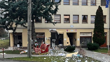 Silný výbuch rozmetal bankomat aj poškodil obecný úrad. Polícia pátra po páchateľovi