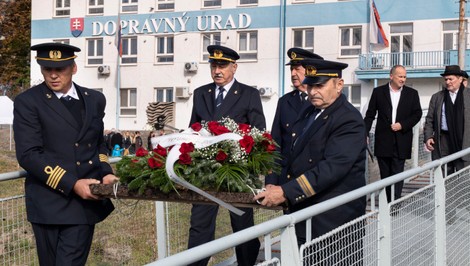 Dunaj si vzal osem životov. Slovensko si pripomína tragédiu remorkéra Ďumbier