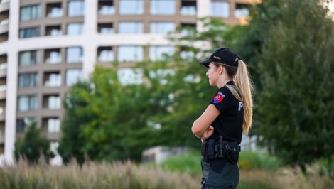 Policajtkám a vojačkám má stúpnuť tehotenské. Vláda schválila novelu zákona