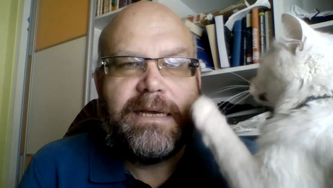 Počas rozhovoru v Štúdiu 24 sa na kamere ukázal nečakaný hosť. Rozkošná mačička chcela pozornosť