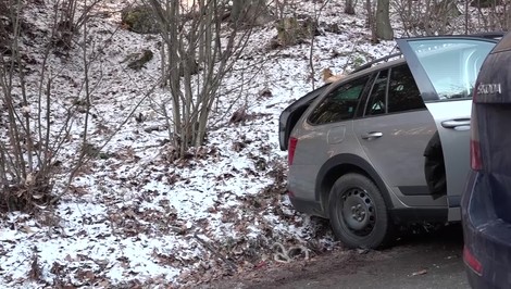 Auto zrejme po šmyku narazilo do 16-ročného chodca a pritlačilo ho o svah
