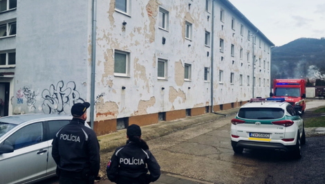 Nebezpečný únik plynov: Bytovku evakuovali, zasahujú hasiči aj polícia
