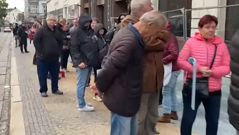 Výročná päťtisícovka vyvolala v Česku nákupnú horúčku. Pred pobočkami ČNB nocovali stovky ľudí