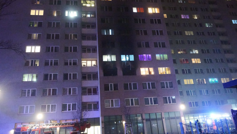 Výškový dom zachvátil požiar, záchranári vynášali deti v bezvedomí. Jedno z nich zomrelo