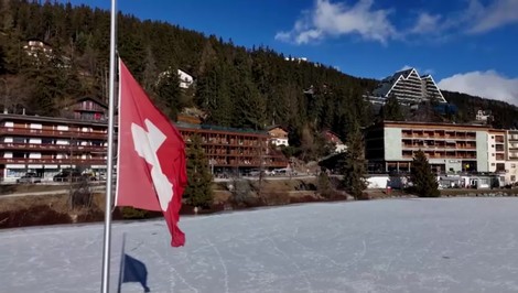 Strop baru zachvátil požiar, zábava však pokračovala. Prečo hostia v Crans-Montane neutekali?