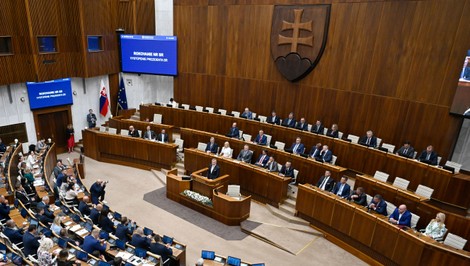 Poslanci schválili vyslanie vojakov na východné krídlo NATO. Za hlasovala aj opozícia