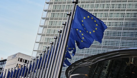 Európa uvoľňuje opraty umelej inteligencii? Brusel pod tlakom USA zvažuje ústupky v kľúčovom zákone