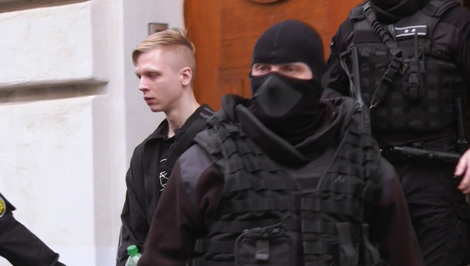 Študent obvinený z útoku na gymnáziu zostáva vo väzbe, sudca mu žiadosť opäť zamietol