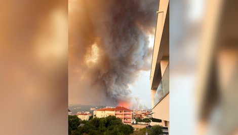 Pri chorvátskom Splite horí lesnatý porast, požiar sa priblíži k obydliam