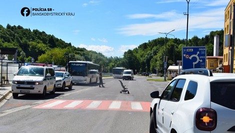 Vodič zrazil na priechode matku s kočíkom, dieťa previezli letecky do nemocnice