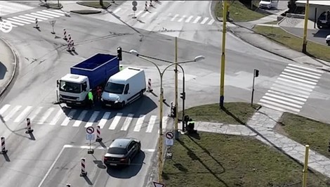 Chaotická križovatka v Prešove má opäť semafory. Spustili ich po nehode