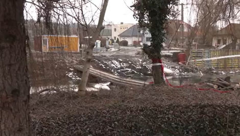 Tragédia vo Vieske nad Žitavou: Po páde z provizórnej lávky zahynul dobrovoľný hasič