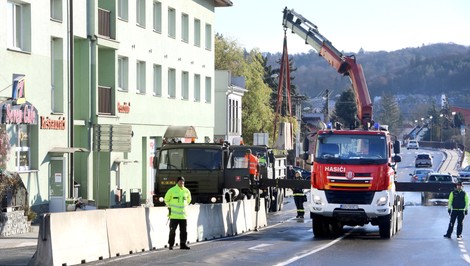 V Sliači ukončili protipovodňové činnosti, bariéry hasiči odstránili