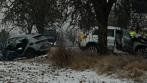 ONLINE: Mrznúci dážď komplikuje dopravu na západe Slovenska, bratislavské letisko obnovilo dopravu