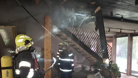 Na Kysuciach začala horieť chata. Plamene pohltili dve podlažia
