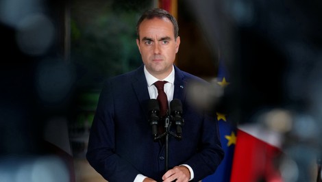 Francúzsky premiér reaguje na protesty študentov. Sľubuje plán na riešenie krízy