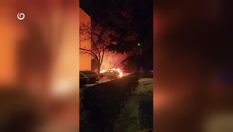 Nočný požiar v Bratislave poškodil kontajnery aj šesť vozidiel