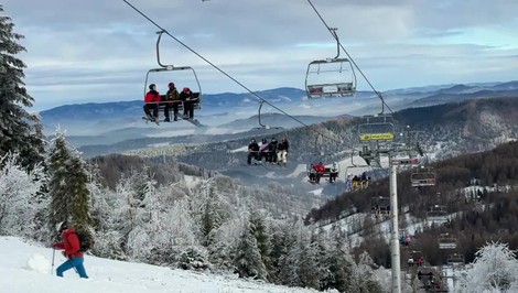 Pod Tatrami sa namiesto papúč obúvajú lyže, strediská hlásia ideálne podmienky