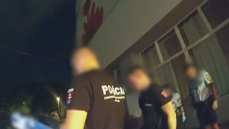 Pred očami policajtov napadol partnerku. Ťahal ju za vlasy a udieral do tváre