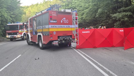 Tragická nehoda pri Prievidzi si vyžiadala dve obete. Zahynul motorkár aj jeho spolujazdec