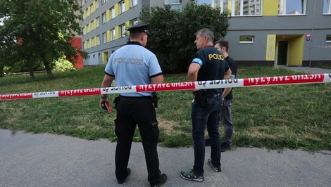 Policajt v Komárne napadol muža, ten skončil s vážnymi zraneniami v nemocnici