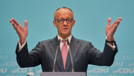 Nemecká CDU: Merz ustál tlak po volebných debakloch, čaká ho boj o dôveru