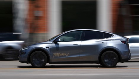 Zrážka Tesly s hydrantom vytopila ulicu, nikto sa nezranil