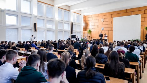 Učiteľ čelí hejtu pre odchod žiakov z prednášky s Ficom. Podľa riaditeľky konal v súlade s povinnosťami