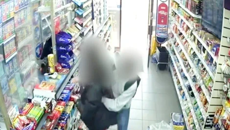 Povedala mu nie, on vytiahol nôž. Tínedžer pobodal dievča (14) priamo v obchode