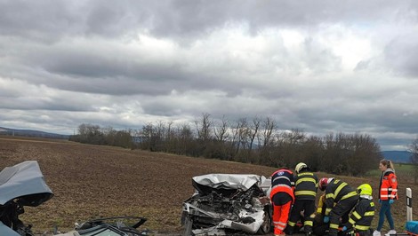 Pri čelnej zrážke sa zranili štyria ľudia. Ťažko zraneného vodiča previezol vrtuľník