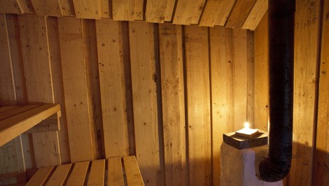 Polícia rieši záhadnú smrť muža a ženy. Ich telá našli v privátnej saune