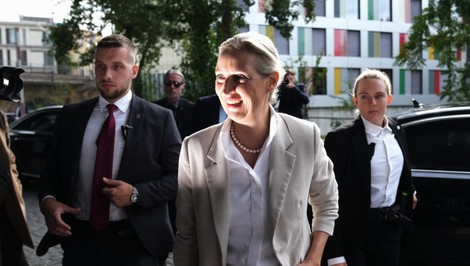 Spolupredsedníčka AfD je homosexuálka. Ona aj strana napriek tomu dlhodobo vystupuje proti LGBT+
