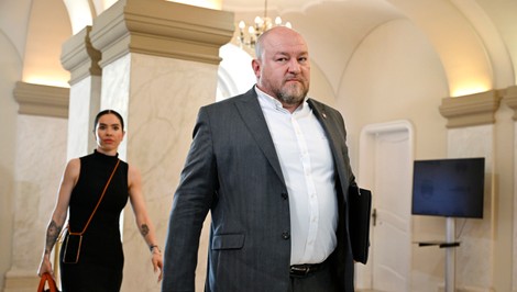 Na stole je balík 90 opatrení: Huliak je proti rušeniu rekreačných poukazov