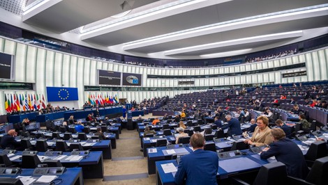 EP schválil nové pravidlá kompenzácií pri meškaní lietadiel. Toto si myslia slovenskí europoslanci